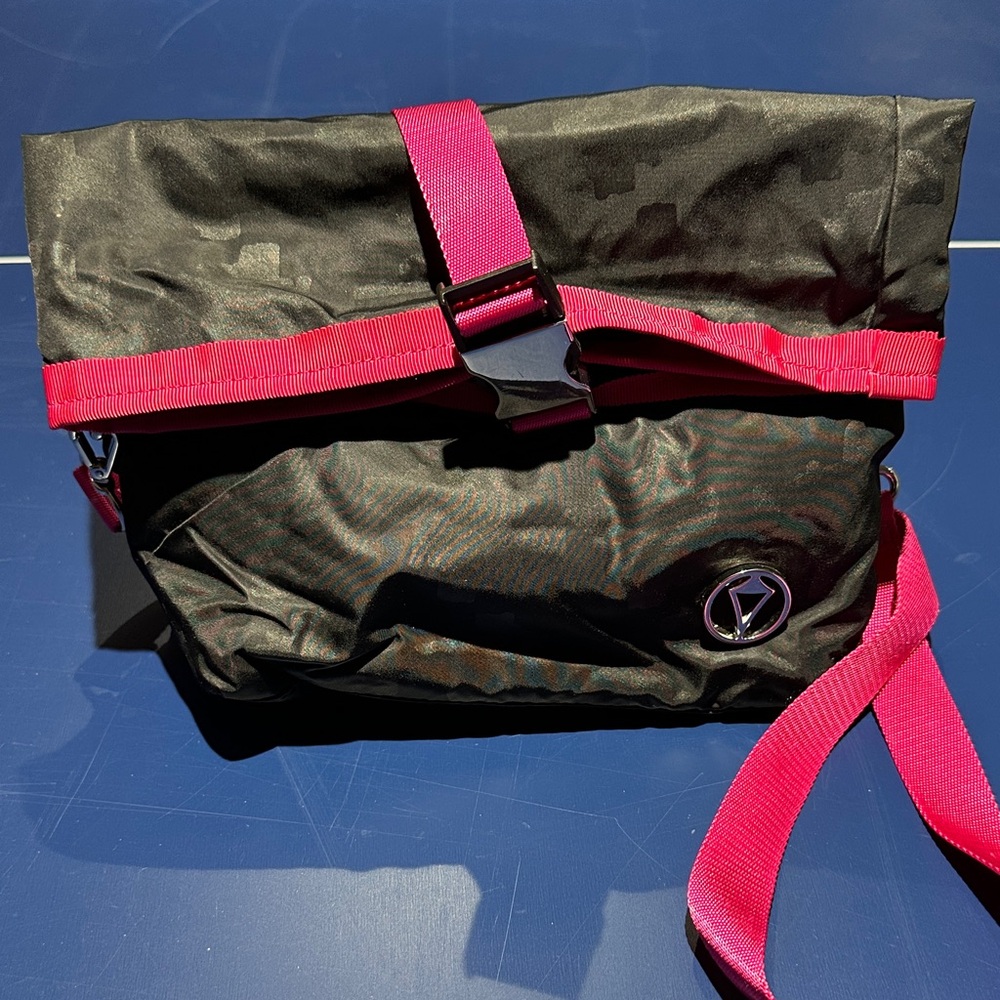 Black Pink IVIVVA Crossbody Lunch Bag